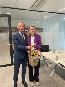 Voorzitter René Jansen met winnares Lisa Veldhuis