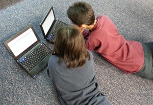 kinderen achter beeldscherm pixabay