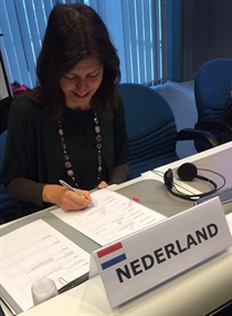 Marja Appelman tekent overeenkomst Brussel