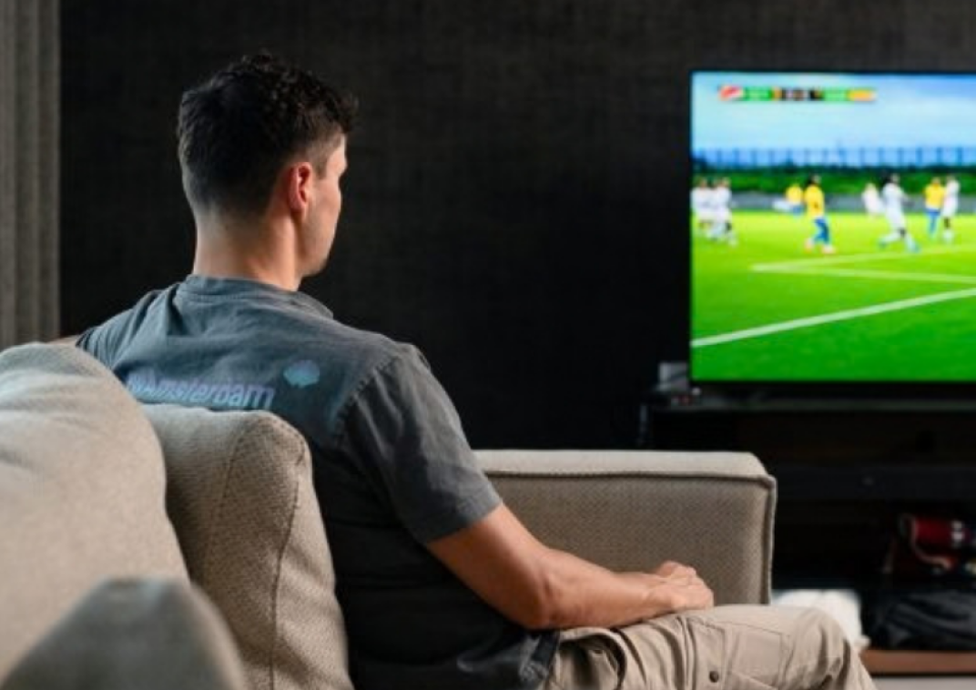 Man voor de TV