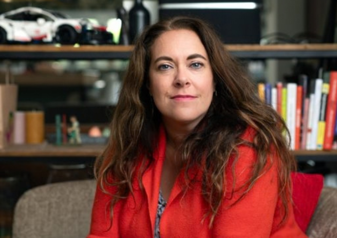 Vrouw op bank