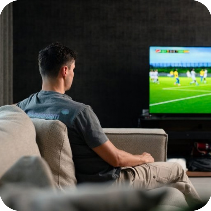 Man voor de TV