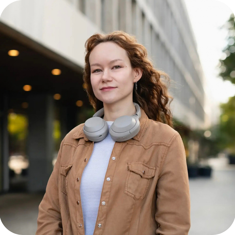 Portret vrouw met koptelefoon 