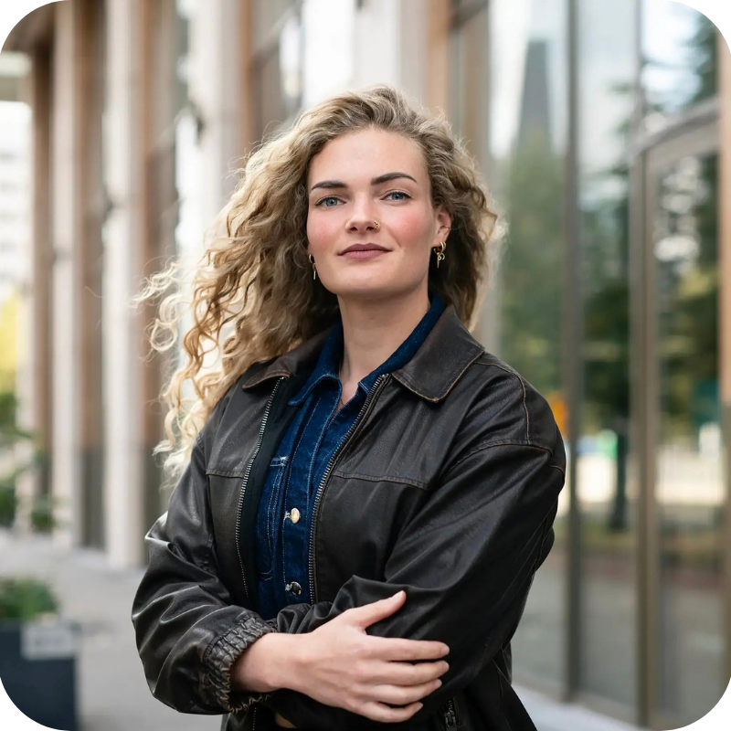 Portret vrouw met zwarte jas